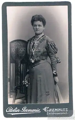 Fotografie Germania, Chemnitz - Portrait Fräulein mit Blümchen, Fotografie