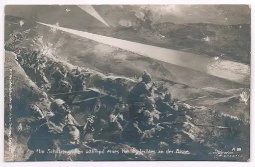 AK Im Schützengraben während eines Nachtgefechtes in der Aisne. Postkarte
