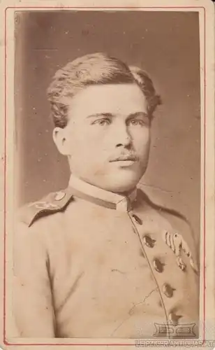 Fotografie W. Biede, Nürnberg - Portrait Junger Mann in Uniform, Fotografie