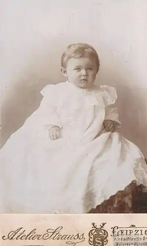 Fotografie Strauss, Leipzig - Portrait Kind im Taufkleid. 1903, Fotografie. 1903