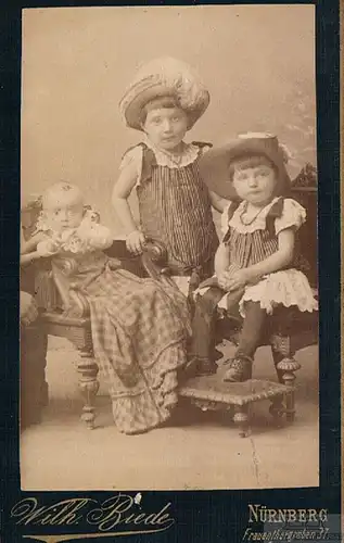 Fotografie W. Biede, Nürnberg - Drei Kinder (Geschwister), Fotografie. Fotobild
