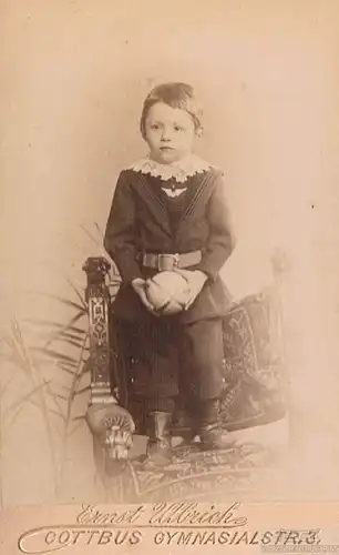 Fotografie Ulbrich, Cottbus - Portrait Kind mit Ball. 1893, Fotografie. Fotobild