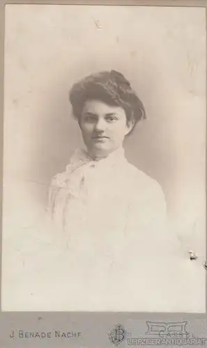 Portrait bürgerliches junges Fräulein in weißem Kleid, Fotografie. Fotobild