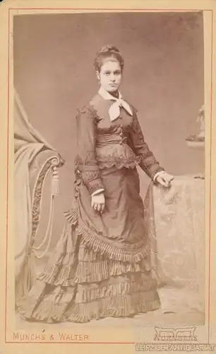Portrait bürgerliches junges Fräulein in pompösem Kleid, Fotografie. Fotobild