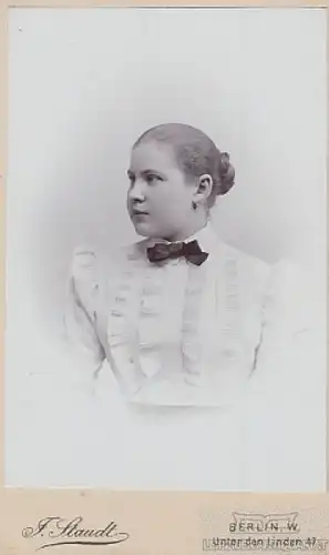 Portrait bürgerliche junge Dame mit Puffärmeln und Schleife, Fotografie