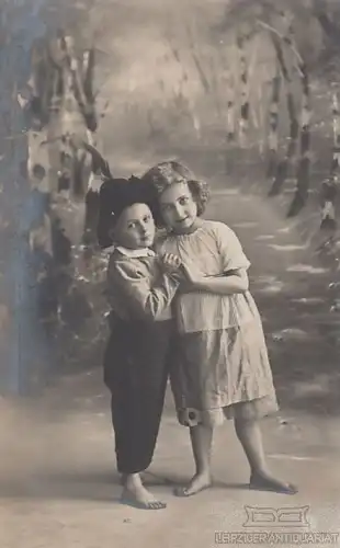 AK Junge mit Hut und Feder mit Mädchen im Kleid (Geschwister), Postkarte. 1912