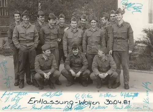Gruppenfoto Entlassung - Wolfen 30.04.81, Fotografie. Fotobild, 1981