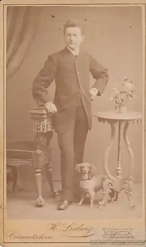 Portrait Bürgerlicher junger Herr mit kleinem Hund, Fotografie. Fotobild