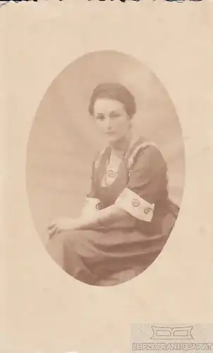 Portait freundlich blickende Dame mit Perlenkette, Fotografie. Fotobild, 1921