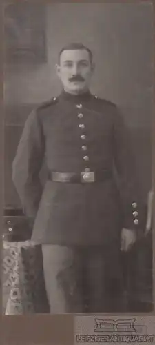 Portrait Soldat in Uniform mit Schnurrbart, Fotografie. Fotobild, gebraucht, gut