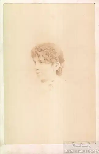 Portrait Junges Fräulein mit kräuseligem Haar, Fotografie. Fotobild