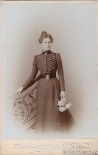 Portrait bürgerliche Frau mit Blumenstrauß, Fotografie. Fotobild, 1890