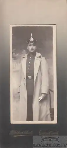 Portrait Mann in Uniform mit Pickelhaube, Mantel und Handschuhen, Fotografie