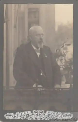 Portrait Älterer Herr im Anzug mit Bart an Brüstung, Fotografie. Fotobild