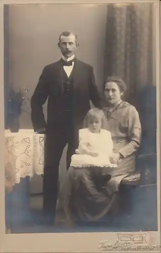 Portrait bürgerliche Familie mit Kind im weißen Kleid, Fotografie. Fotobild
