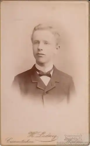 Portrait bürgerlicher junger Herr mit hellem Haar und Fliege, Fotografie
