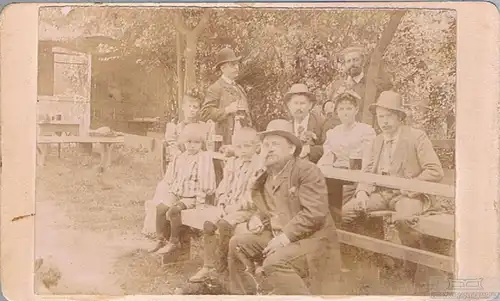 Portrait Familie im Freien, Fotografie. Fotobild, gebraucht, gut