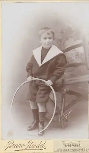 Fotografie Riedel, Leipzig - Portrait Junge mit Reifen, Fotografie. Fotobild