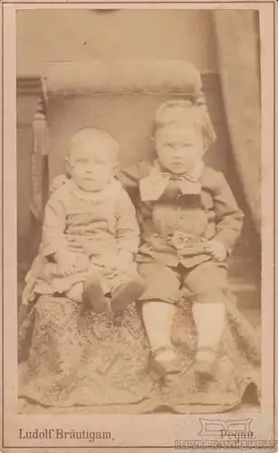 Portrait Zwei Kinder im Sessel (Geschwister), Fotografie. Fotobild