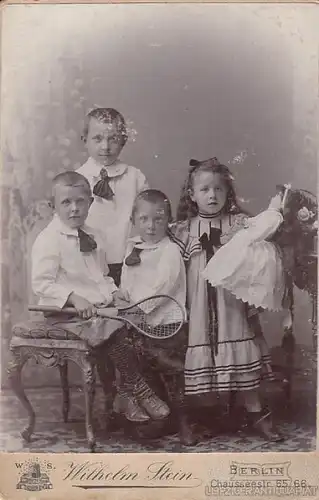 Fotografie Stein, Berlin - Porträt Kinder mit Spielzeug, Fotografie. Fotobild