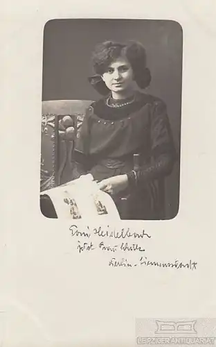AK Junges Fräulein mit Zeitschrift, Postkarte. Fotokarte, 1912, gebraucht, gut