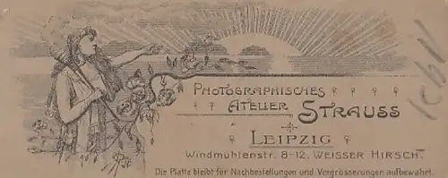 Fotografie Strauss, Leipzig - Portrait Junger Herr an Tisch lehnend, Fotografie