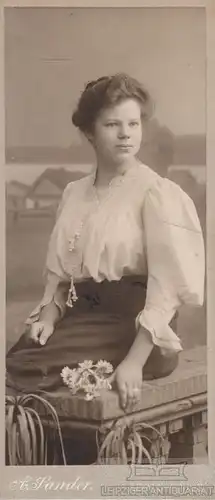 Portrait Rosa - bürgerliches sitzendes Fräulein mit Blumen, Fotografie. Fotobild