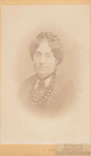 Portrait Caroline Andreis - Dame mit riesiger Perlenkette, Fotografie. Fotobild