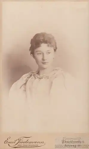 Portrait bürgerliche junge Dame in weißem Kleid mit Puffärmeln, Fotografie