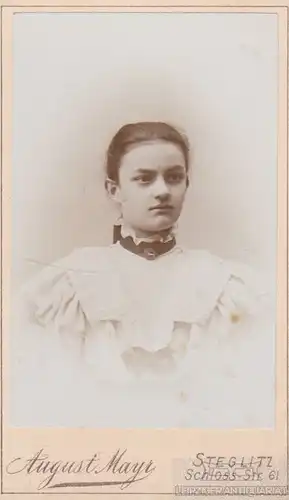 Portrait bürgerliches Mädchen in weißem Kleid, Fotografie. Fotobild