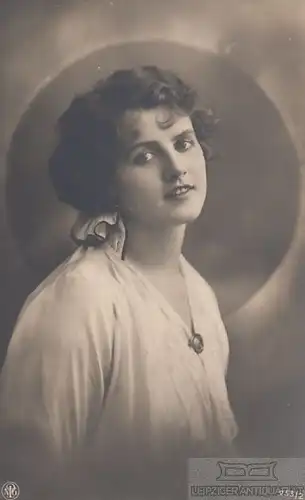 AK Hübsches junges Fräulein, Postkarte. Fotokarte, 1917, gebraucht, gut