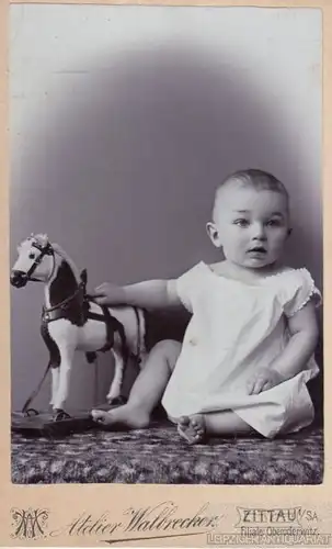 Fotografie H. Walbrecker, Zittau - Portrait Kind mit Spielzeugpferd, Fotografie