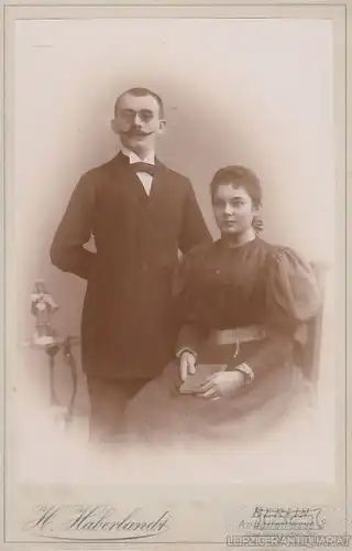 Portrait bürgerliches junges Paar mit Nasenkneifer und Buch, Fotografie