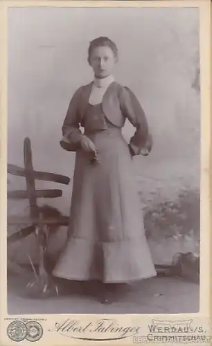 Portrait bürgerliches junges Fräulein mit Blume, Fotografie. Fotobild