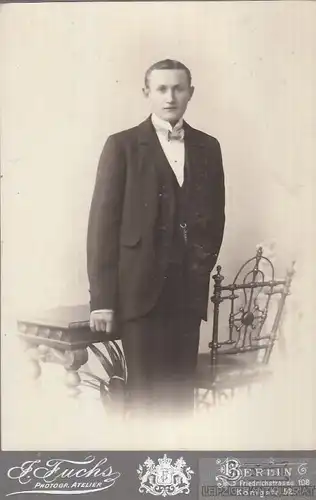Portrait bürgerlicher junger Herr mit Tisch und Stuhl, Fotografie. Fotobild