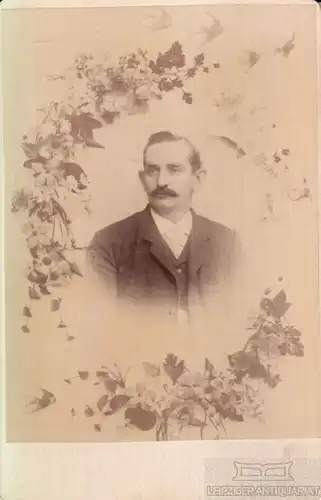 Portrait Herr mit Oberlippenbart und Taschenuhr mit Blumenrand, Fotografie