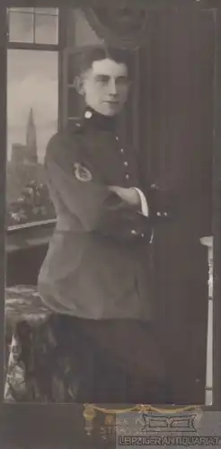 Portrait Soldat in Uniform an offenem Fenster, Fotografie. Fotobild