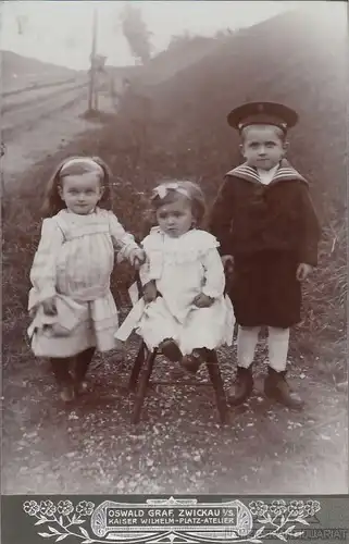 Portrait Drei Kinder im Freien (Geschwister), Fotografie. Fotobild, 1905