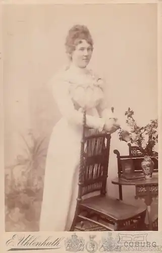 Portrait bürgerliche junge Frau an Stuhl lehnend, Fotografie. Fotobild