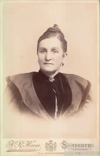 Portrait bürgerliche Dame mit hochgestecktem Haar und Ohrschmuck, Fotografie