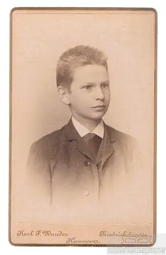 Fotografie Wunder, Hannover - Portrait Junge im Anzug, Fotografie. Fotobild