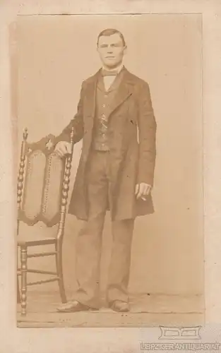 Portrait bürgerlicher Herr an Stuhl stehend, Fotografie. Fotobild
