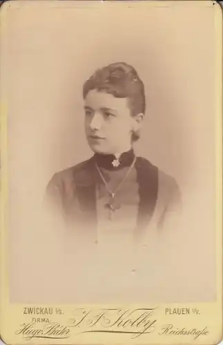 Fotografie Kolby, Zwickau - Portrait junge Dame mit Kreuz-Halskette, Cabinet