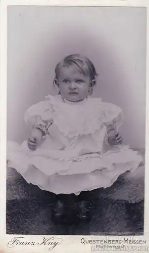 Porträt Kleinkind in weißem Kleid, Fotografie. Fotobild, Atelier Franz Kny