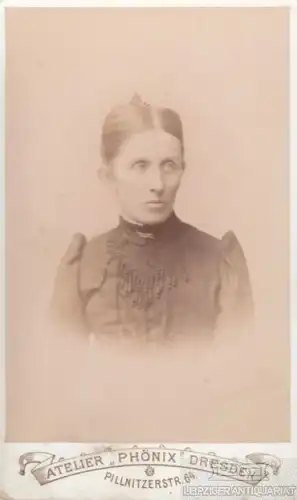 Portrait Frau im Kleid mit Perlenkragen, Fotografie. Fotobild, ca. 1885