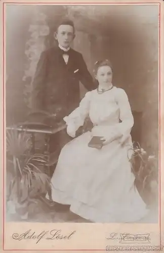 Porträt Bruder und Schwester mit Buch und Hut, Fotografie. Fotobild