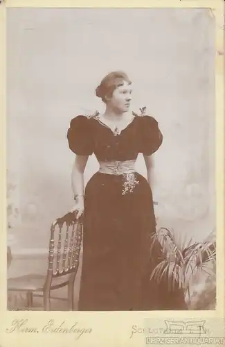 Portrait bürgerliche junge Dame im festlichen Kleid an Stuhl, Fotografie
