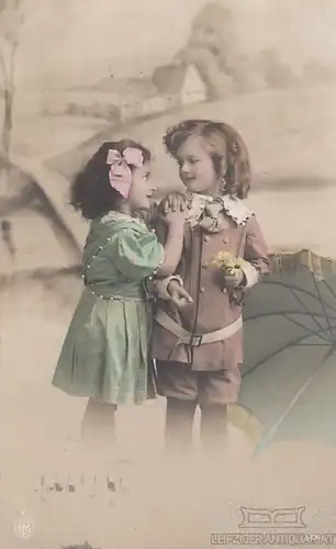 AK Mädchen und Junge mit Schirm und Blumen, Postkarte. Fotokarte, 1915