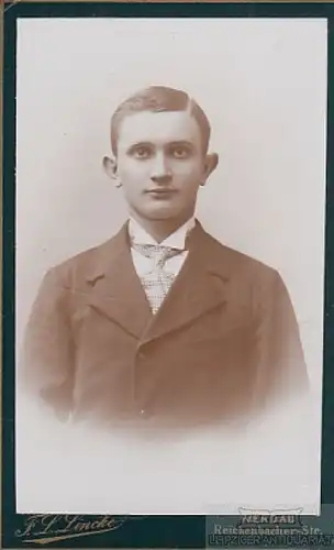 Portrait bürgerlicher junger Herr mit Scheitel und Krawatte, Fotografie