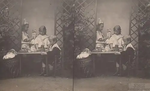 AK Drei Kinder mit Spielzeug (Geschwister), Postkarte. Fotokarte, 1910